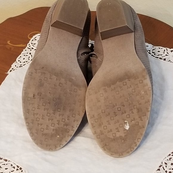 DV 8 Jinna Perforated Peep Toe Bootie Size 6 Taupe - Picture 5 of 7